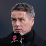 WOLVERHAMPTON, ANGLICKO - 6. marca: Vedec TNT Sports Michael Owen počas zápasu piateho kola futbalového pohára Emirates FA Cup medzi Wolverhampton Wanderers a Liverpoolom 6. marca 2026 v anglickom Wolverhamptone. (Foto: James Gill – Danehouse/Getty Images)