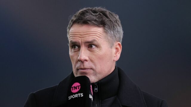 WOLVERHAMPTON, ANGLICKO - 6. marca: Vedec TNT Sports Michael Owen počas zápasu piateho kola futbalového pohára Emirates FA Cup medzi Wolverhampton Wanderers a Liverpoolom 6. marca 2026 v anglickom Wolverhamptone. (Foto: James Gill – Danehouse/Getty Images)