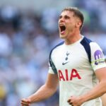 Micky van de Ven z Tottenhamu Hotspur oslavuje víťazstvo nad Evertonom