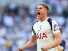 Micky van de Ven zahanbuje Tottenham napriek tomu, že vyhral boj o zostup Micky van de Ven z Tottenhamu Hotspur oslavuje víťazstvo nad Evertonom