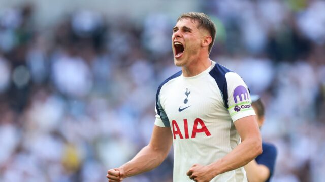 Micky van de Ven z Tottenhamu Hotspur oslavuje víťazstvo nad Evertonom