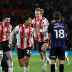 Flynn Downes sa ponáhľa zablahoželať spoluhráčovi Shea Charlesovi po tom, čo strelil gól na 2:1 v predĺžení počas semifinálového zápasu druhého kola play off Sky Bet Championship medzi Southamptonom a Middlesbroughom.