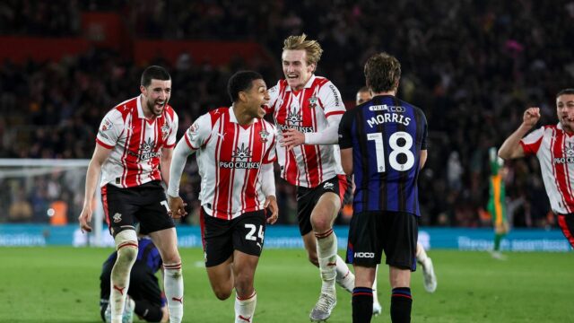 Flynn Downes sa ponáhľa zablahoželať spoluhráčovi Shea Charlesovi po tom, čo strelil gól na 2:1 v predĺžení počas semifinálového zápasu druhého kola play off Sky Bet Championship medzi Southamptonom a Middlesbroughom. 