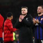 Kim Hellbergová manažérka Middlesbrough tlieska fanúšikom na plný úväzok po boku hráčov Middlesbrough.