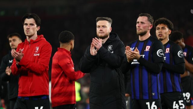 Kim Hellbergová manažérka Middlesbrough tlieska fanúšikom na plný úväzok po boku hráčov Middlesbrough.