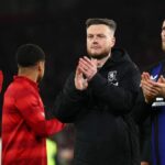 Kim Hellbergová manažérka Middlesbrough tlieska fanúšikom na plný úväzok po boku hráčov Middlesbrough.