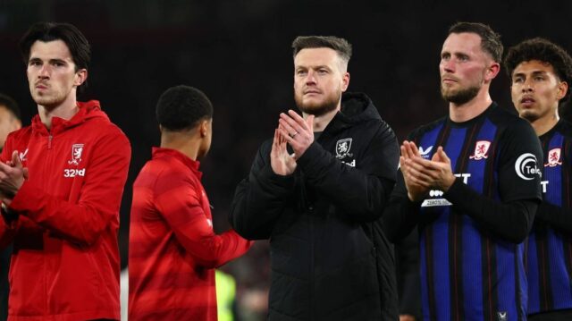 Kim Hellbergová manažérka Middlesbrough tlieska fanúšikom na plný úväzok po boku hráčov Middlesbrough.