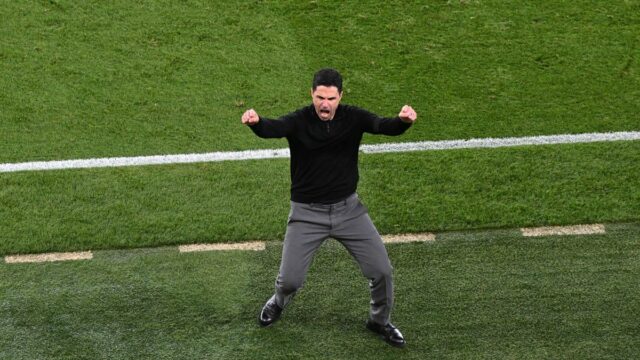 Mikel Arteta, manažér Arsenalu, oslavuje víťazstvo proti Burnley