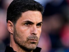 „Mikel Arteta neodíde, ale Arsenal bude mať nového manažéra, ak zostane bez trofeje.“ Mikel Arteta je pod tlakom, aby vyhral trofej v Arsenale s Gunners bojujúcim o víťazstvo v Premier League a Lige majstrov.