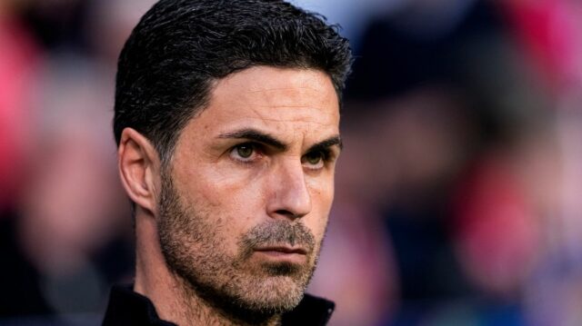 Mikel Arteta je pod tlakom, aby vyhral trofej v Arsenale s Gunners bojujúcim o víťazstvo v Premier League a Lige majstrov.
