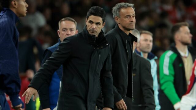 Tréner Arsenalu Mikel Arteta, tréner PSG Luis Enrique po semifinálovom zápase prvej časti Ligy majstrov UEFA 2024/25 medzi Arsenal FC a Paris Saint-Germain (PSG) na Emirates Stadium 29. apríla 2025 v Londýne, Anglicko