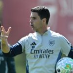 Tréner Arsenalu Mikel Arteta počas tréningu