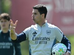 Mikel Arteta vyzýva hráčov, keď Arsenal čelí dvom zápasom definujúcim sezónu Tréner Arsenalu Mikel Arteta počas tréningu