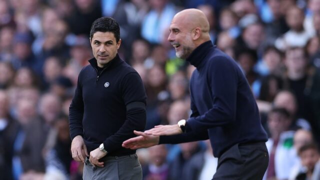 Pep Guardiola, manažér Manchestru City, a Mikel Arteta, manažér Arsenalu, sa stretávajú pred zápasom Premier League medzi Manchestrom City a Arsenalom na Etihad Stadium.