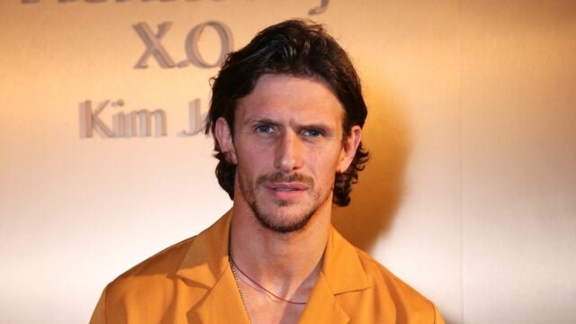   Jake Hall sa zúčastňuje globálneho podujatia spolupráce Hennessy XO x Kim Jones, ktoré sa uskutoční 16. marca 2023 v Londýne v Anglicku.