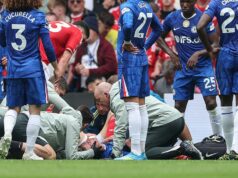 Mladík Chelsea vzlietol na nosidlách po ohavných stretoch hláv Jesse Derry