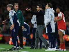 Moderátor ESPN sa ospravedlňuje za tvrdenia, že Mikel Arteta si za semifinálové vyčíňanie Ligy majstrov „zaslúžil UDRŽIŤ do tváre“ v šokujúcom komentári. Moderátor ESPN sa ospravedlnil Mikelovi Artetovi (v strede) po tom, čo naznačil, že by si zaslúžil