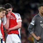 Kylian Mbappe (L) z Realu Madrid súperí o loptu s Williamom Salibom z Arsenalu FC počas štvrťfinále UEFA Ligy majstrov 2024/25 v druhom zápase medzi Real Madrid CF a Arsenal FC na Estadio Santiago Bernabeu 16. apríla 2025 v Madride v Španielsku.