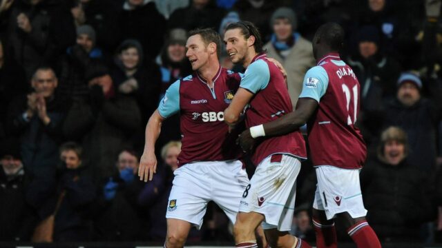 LONDÝN, ANGLICKO - 2. FEBRUÁRA: Andy Carroll (C) z West Ham United oslavuje strelenie prvého a jediného gólu v zápase s Kevinom Nolanom (L) a Mohamedom Diamem počas zápasu Barclays Premier League medzi West Ham United a Swansea na ihrisku Boleyn Ground 2. februára 2013 v Londýne v Anglicku. (Foto: Steve Bardens/Getty Images)