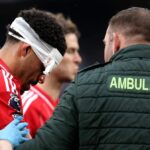 Morgan Gibbs-White pomáha opustiť ihrisko