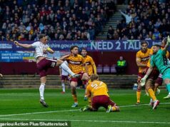 Motherwell podržal titul, pretože Hearts premeškali šancu uzavrieť historický triumf Útočník Hearts Lawrence Shankland vystrelil Hearts level na Fir Park