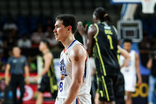 Robert Bolick z NLEX Road Warriors počas zápasu s TNT Tropang 5G vo štvrťfinále PBA Commissioner's Cup v roku 2026.