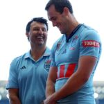 Tréner NSW Laurie Daley (na obrázku vľavo s kapitánom Isaahom Yeom) vymenoval šesť debutantov, ktorí budú čeliť Queenslandu v prvom zápase Originu 27. mája.
