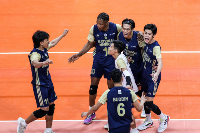 NU Bulldogs oslavujú bod vs FEU Tamaraws vo finále mužskej volejbalovej sezóny UAAP 88
