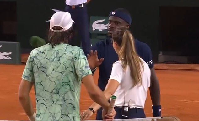 Na French Open sa vzbúrili nálady, keď Frances Tiafoeová odpálila Frances Tiafoe sa na French Open dostala do ostrého sporu s Jaime Fariom