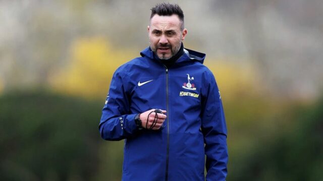 Roberto De Zerbi počas tréningu Tottenhamu Hotspur