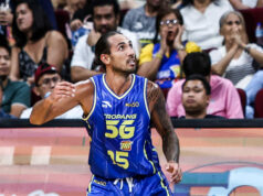 Nadpis hovorí, že miestni obyvatelia TNT pomôžu novým dovozcom usadiť sa Jordan Heading TNT Tropang 5G počas zápasu proti Meralco Bolts v semifinále PBA Commissioner's Cup 2026