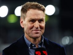 Najkontroverznejší komentátor AFL Kane Cornes je nútený odstúpiť z práce kvôli prepojeniu s gigantom v oblasti hazardných hier. Polarizujúci futbalový komentátor Kane Cornes bol nútený odstúpiť zo svojej úlohy v celoaustrálskej výberovej komisii kvôli jeho pretrvávajúcim vzťahom s hazardným gigantom Sportsbet.