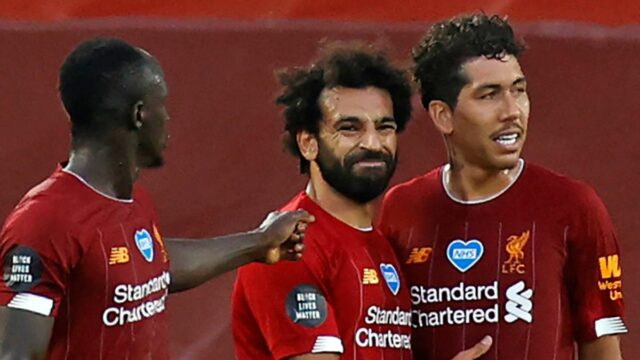 LIVERPOOL, ANGLICKO - 24. MÁJ: Mohamed Salah z Liverpoolu tlieska fanúšikom pri rozcvičke pred zápasom Premier League medzi Liverpoolom a Brentfordom na Anfielde 24. mája 2026 v Liverpoole v Anglicku. (Foto: Jack Thomas/Getty Images)