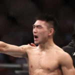 7. augusta 2021; Houston, Texas, USA; Song Yadong (červené rukavice) reaguje na boj proti Caseymu Kenneymu (modré rukavice) počas UFC 265 v Toyota Center. kredity: Troy Taormina-USA TODAY Sports