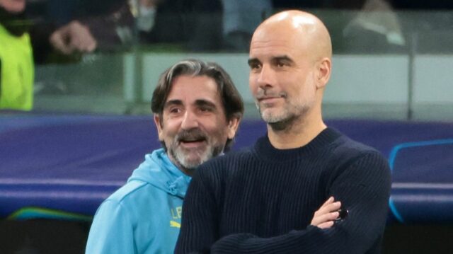 Tréner Manchestru City Pep Guardiola a jeho kondičný tréner Lorenzo Buenaventura (vľavo)