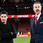 Mikel Arteta, manažér Arsenalu, a Josh Kroenke, podpredseda Kroenke Sports & Entertainment (KSE) a spolupredseda Arsenalu, hovoria na ihrisku po víťazstve tímu v zápase Premier League medzi Arsenalom a Burnley na Emirates Stadium 18. mája 2026 v Londýne v Anglicku.