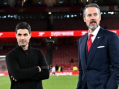 Najnovšie Arsenal: Prísľub prestupu ako 34 miliónov libier „otvorený všetkému“ Mikel Arteta, manažér Arsenalu, a Josh Kroenke, podpredseda Kroenke Sports & Entertainment (KSE) a spolupredseda Arsenalu, hovoria na ihrisku po víťazstve tímu v zápase Premier League medzi Arsenalom a Burnley na Emirates Stadium 18. mája 2026 v Londýne v Anglicku.