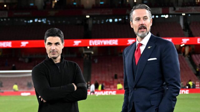 Mikel Arteta, manažér Arsenalu, a Josh Kroenke, podpredseda Kroenke Sports & Entertainment (KSE) a spolupredseda Arsenalu, hovoria na ihrisku po víťazstve tímu v zápase Premier League medzi Arsenalom a Burnley na Emirates Stadium 18. mája 2026 v Londýne v Anglicku.