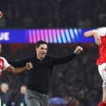 Mikel Arteta, manažér / hlavný tréner Arsenalu, oslavuje so svojimi hráčmi počas semifinálového zápasu 2025/26 Ligy majstrov UEFA 2025/26 medzi Arsenal FC a Atletico de Madrid na Arsenal Stadium