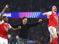 Najnovšie z Arsenalu: Cieľová cena 73 miliónov libier sa znížila, keďže Mikel Arteta získal trojnásobné zvýšenie v pretekoch o titul Mikel Arteta, manažér / hlavný tréner Arsenalu, oslavuje so svojimi hráčmi počas semifinálového zápasu 2025/26 Ligy majstrov UEFA 2025/26 medzi Arsenal FC a Atletico de Madrid na Arsenal Stadium