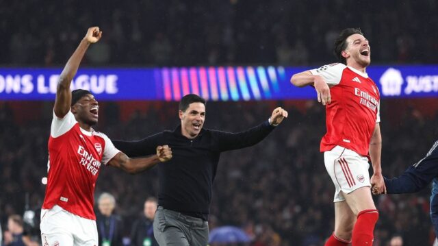 Mikel Arteta, manažér / hlavný tréner Arsenalu, oslavuje so svojimi hráčmi počas semifinálového zápasu 2025/26 Ligy majstrov UEFA 2025/26 medzi Arsenal FC a Atletico de Madrid na Arsenal Stadium