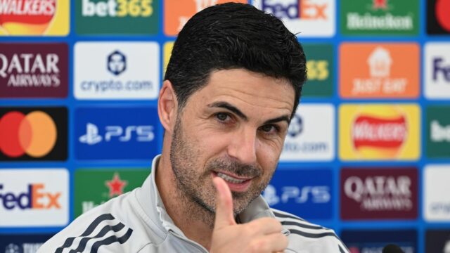 Najnovšie z Arsenalu: Dvojnásobné zvýšenie, ako cieľ 80 miliónov libier Manažér Arsenalu Mikel Arteta sa zúčastňuje tlačovej konferencie v Sobha Realty Training Center 21. mája 2026 v Londýne Colney