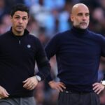 Manažér Arsenalu Mike Arteta a Bukayo Saka oslavujú po zápase Premier League medzi West Ham United a Arsenalom na londýnskom štadióne 10. mája 2026