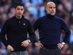 Najnovšie z Arsenalu: Kanonieri sa pripojili k prestupovej bitke Mateusa Fernandesa, keď sa objavila teória Pepa Guardiolu Manažér Arsenalu Mike Arteta a Bukayo Saka oslavujú po zápase Premier League medzi West Ham United a Arsenalom na londýnskom štadióne 10. mája 2026