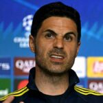 Španielsky tréner Arsenalu Mikel Arteta hovorí počas večernej tlačovej konferencie v prvom zápase semifinále Ligy majstrov UEFA vo futbale proti klubu Atletico de Madrid na štadióne Metropolitano v Madride 28. apríla 2026. (Foto: Javier SORIANO / AFP cez Getty Images)