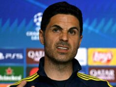 Najnovšie z Arsenalu: Kontroverzný prestup sa objavuje, keď vychádzajú na povrch konkrétne rozhovory o ďalšom Calafiori Španielsky tréner Arsenalu Mikel Arteta hovorí počas večernej tlačovej konferencie v prvom zápase semifinále Ligy majstrov UEFA vo futbale proti klubu Atletico de Madrid na štadióne Metropolitano v Madride 28. apríla 2026. (Foto: Javier SORIANO / AFP cez Getty Images)