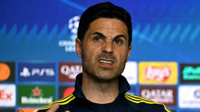 Španielsky tréner Arsenalu Mikel Arteta hovorí počas večernej tlačovej konferencie v prvom zápase semifinále Ligy majstrov UEFA vo futbale proti klubu Atletico de Madrid na štadióne Metropolitano v Madride 28. apríla 2026. (Foto: Javier SORIANO / AFP cez Getty Images)