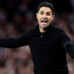 Mikel Arteta, manažér Arsenalu, dáva pokyny tímu počas zápasu Premier League medzi Arsenalom a Burnley na Emirates Stadium.
