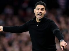 Najnovšie z Arsenalu: Mikel Arteta povedal „Som pripravený“, keď hviezda diskutuje o prestupových špekuláciách Mikel Arteta, manažér Arsenalu, dáva pokyny tímu počas zápasu Premier League medzi Arsenalom a Burnley na Emirates Stadium.