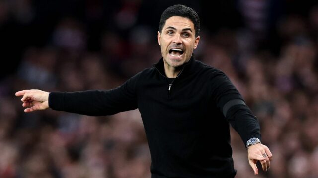 Mikel Arteta, manažér Arsenalu, dáva pokyny tímu počas zápasu Premier League medzi Arsenalom a Burnley na Emirates Stadium.